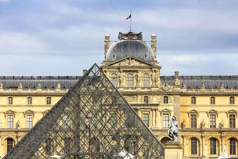 Cheap-hotels-in-Paris-Front-view-of-Louvre-Museum